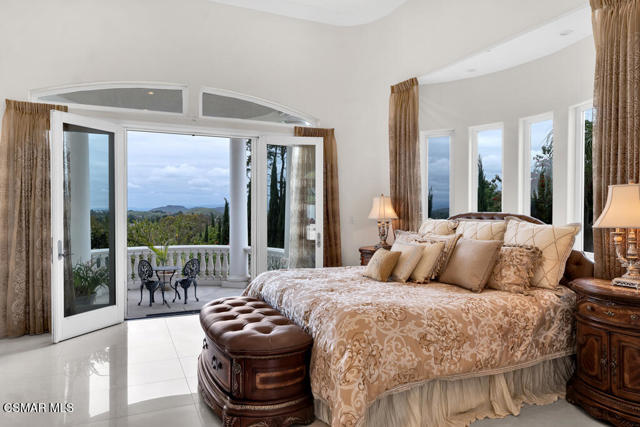 932 Rosario Drive, Thousand Oaks CA: https://media.crmls.org/mediaz/d6853fa9-016b-4bfc-8dbe-c3516d6a10d3.jpg