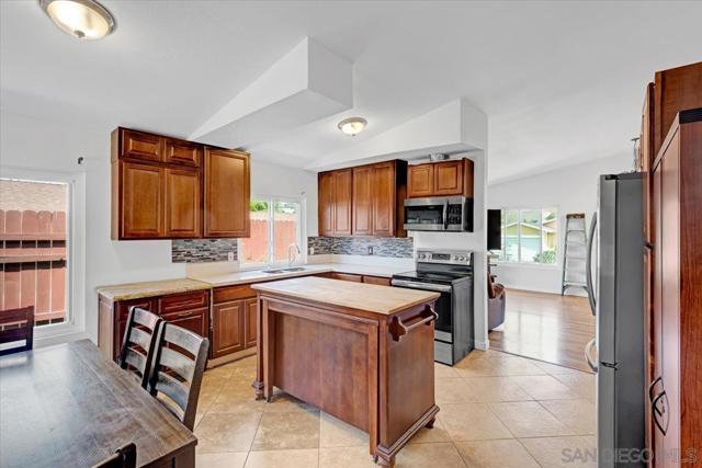 1468 Leaf Ter, San Diego CA: https://media.crmls.org/mediaz/d685a143-ce2f-43d7-a550-d300df692078.jpg