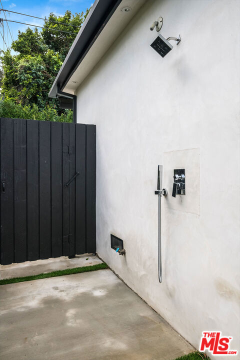 13378 Contour Drive, Sherman Oaks CA: https://media.crmls.org/mediaz/d687dcb5-4303-4022-8143-3e239496eeb6.jpg