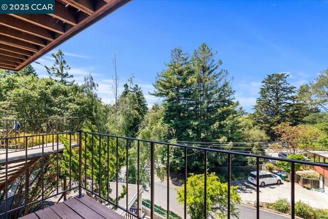 51 Rincon Rd, Kensington CA: https://media.crmls.org/mediaz/d6883039-ef47-4509-8e06-8e09453516b8.jpg