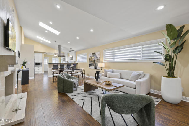 Detail Gallery Image 4 of 51 For 4961 Alcove Ave, Valley Village,  CA 91607 - 3 Beds | 2 Baths