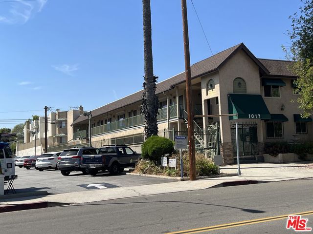 1017 Sonora Avenue, Glendale CA: https://media.crmls.org/mediaz/d68948ab-1dd2-4fad-9151-fbf06625f2ef.jpg