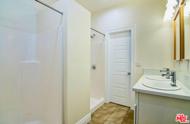 3425 Walton Avenue, Los Angeles CA: https://media.crmls.org/mediaz/d68963b2-a710-44cb-912c-7dbff097dfc6.jpg