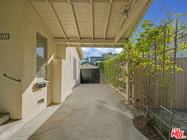 4215 Mentone Avenue, Culver City CA: https://media.crmls.org/mediaz/d68986e3-b116-4697-b53d-6b801083c513.jpg
