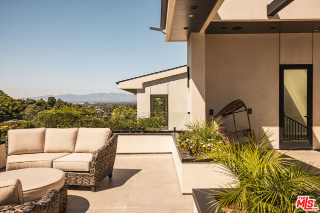 3920 Knobhill Drive, Sherman Oaks CA: https://media.crmls.org/mediaz/d689e65a-0371-4170-813e-e50a802ebf0f.jpg