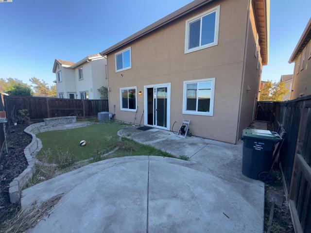 2746 Gracie Pl, Fairfield CA: https://media.crmls.org/mediaz/d68a17e0-d25e-4aac-b48c-72b88c51e696.jpg