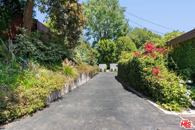 810 Bramble Way, Los Angeles CA: https://media.crmls.org/mediaz/d68a5ff1-d81e-462b-9b2f-0c2081aef7b1.jpg
