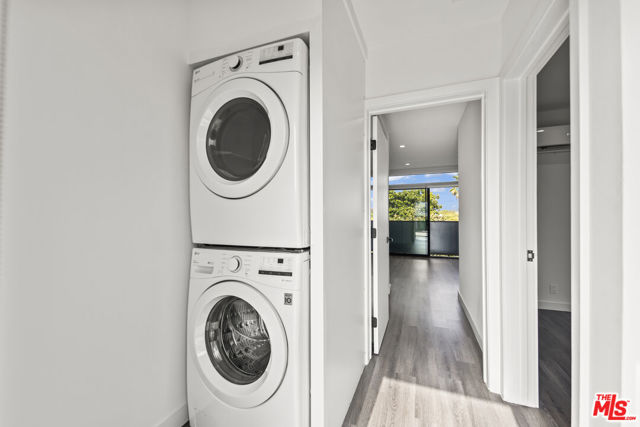 1254 9th Street, Santa Monica CA: https://media.crmls.org/mediaz/d68aa615-ccb9-4b01-8449-81c9e1086183.jpg