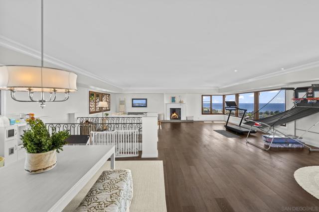 6404 La Jolla Scenic Drive S, La Jolla CA: https://media.crmls.org/mediaz/d68b55fd-6cc2-4982-bbf5-85ddebb0b46d.jpg
