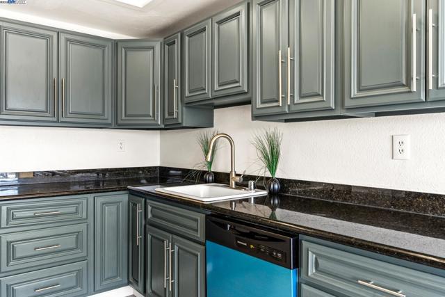 446 Bayview Cir, San Francisco CA: https://media.crmls.org/mediaz/d68cc13d-5105-4489-8c77-f76951a29d9a.jpg