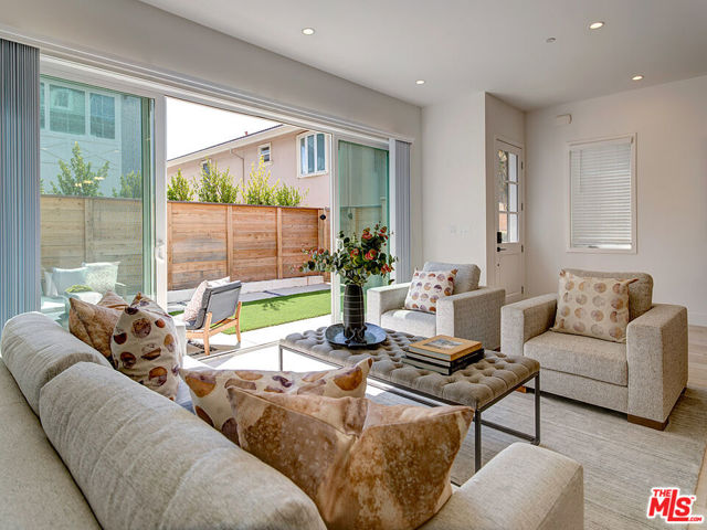 11979 Mayfield Avenue, Los Angeles CA: https://media.crmls.org/mediaz/d68cd9b8-4045-48a4-b4d1-ad9ad0c3a205.jpg