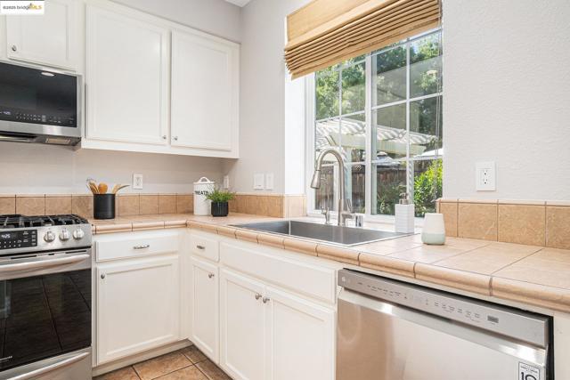 1139 Jordan Ct, Brentwood CA: https://media.crmls.org/mediaz/d68f60a1-8e8f-41c0-951a-84c5ce2ebc1f.jpg