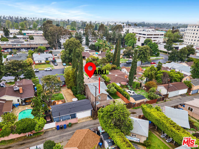 15031 15033 Hartland Street, Van Nuys CA: https://media.crmls.org/mediaz/d691ac55-f683-439c-b099-daf30afc68c9.jpg