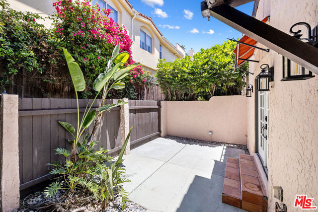 837 Westmount Drive, West Hollywood CA: https://media.crmls.org/mediaz/d691cf6d-8108-4ccb-8cdf-962e2f2d5b07.jpg