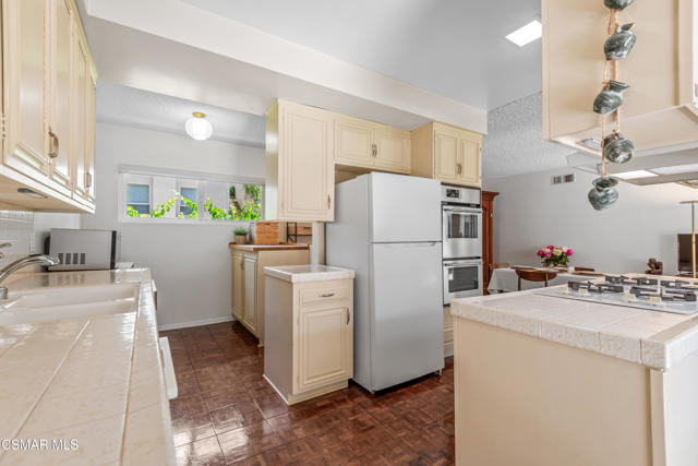4230 Canoga Avenue, Woodland Hills CA: https://media.crmls.org/mediaz/d693fb92-1b45-49f8-a4a6-11d7e4db8515.jpg