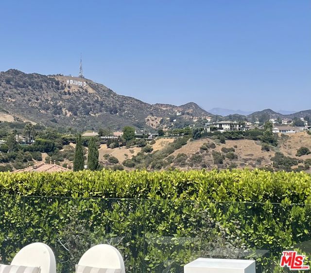 2752 Stone View Court, Los Angeles CA: https://media.crmls.org/mediaz/d6940a6f-6e2d-4c4f-aa5e-cdfaa7940aec.jpg