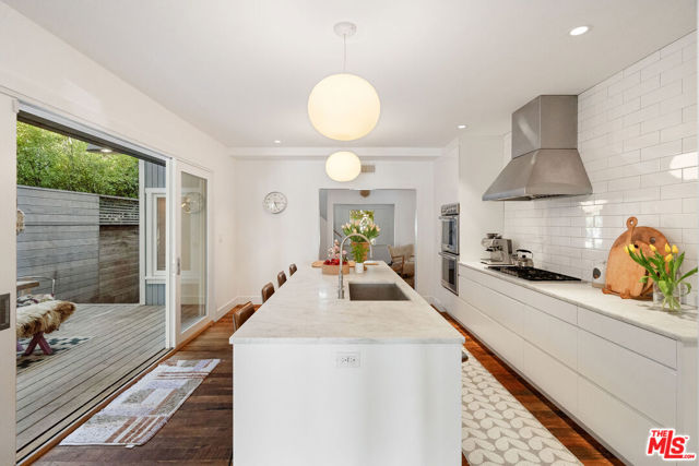 729 Superba Avenue, Venice CA: https://media.crmls.org/mediaz/d6945c0d-556e-4082-8786-d39dcdd2d077.jpg