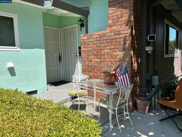 826 Veale, Martinez CA: https://media.crmls.org/mediaz/d6946092-450e-448b-91d7-0d79471a0d85.jpg