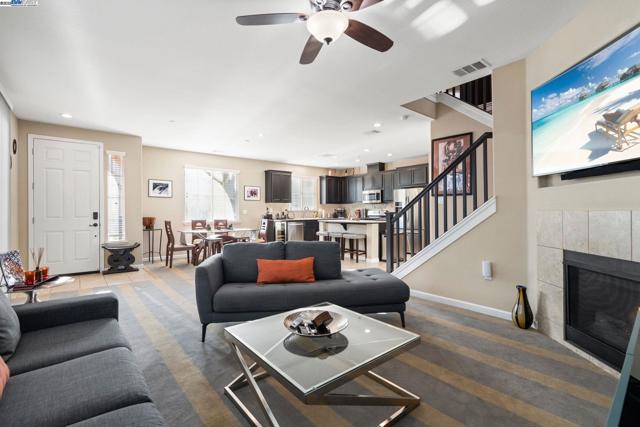 248 Alta St, Brentwood CA: https://media.crmls.org/mediaz/d69483d2-0e1f-41fc-af8b-356e1c0cfed4.jpg