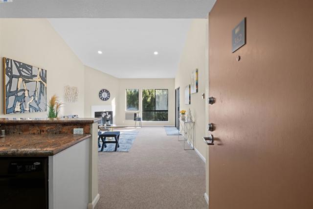 39219 Guardino Dr, Fremont CA: https://media.crmls.org/mediaz/d6953c3b-8bca-4c9b-b260-ec8e93798681.jpg