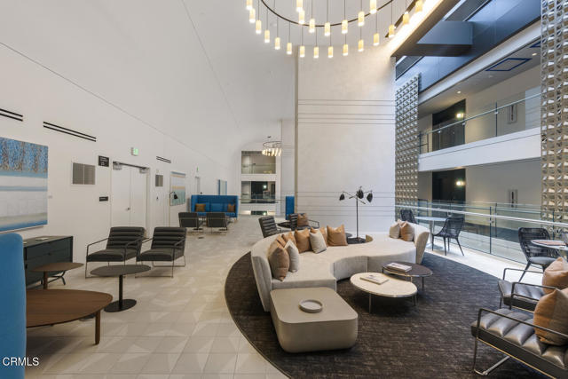 400 S Broadway, Los Angeles CA: https://media.crmls.org/mediaz/d696665e-fb1f-4081-81f6-ce16840aaeb0.jpg