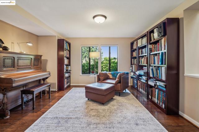 1037 Silverhill Dr, Lafayette CA: https://media.crmls.org/mediaz/d696ab91-1bee-4bce-8665-f5f7c920588e.jpg