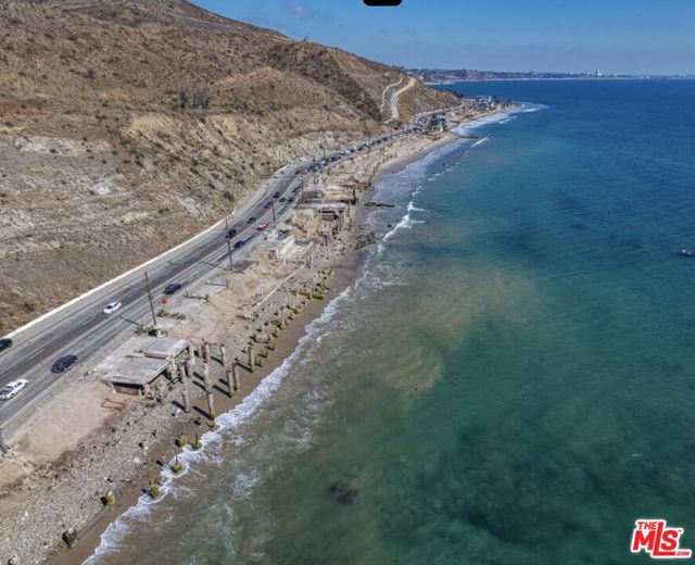 19124 Pacific Coast Highway, Malibu CA: https://media.crmls.org/mediaz/d6979687-3866-4b72-848e-5859b3c8c9e0.jpg