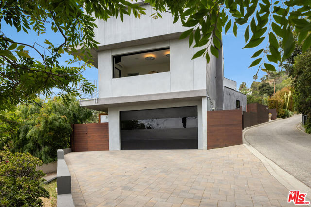5751 Valley Oak Drive, Los Angeles CA: https://media.crmls.org/mediaz/d697bbd7-de4a-48d6-8d43-1f8d0cef1e76.jpg