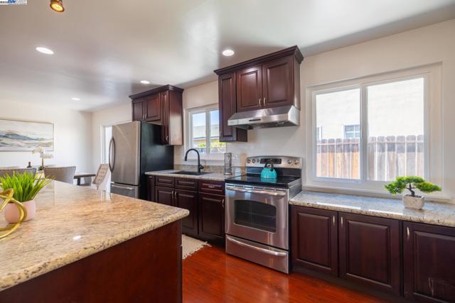 27830 Thackeray Ave, Hayward CA: https://media.crmls.org/mediaz/d697ca24-d284-4015-9e69-e2780ae9efd1.jpg