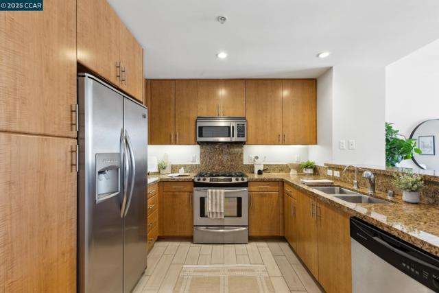 438 W Grand Ave, Oakland CA: https://media.crmls.org/mediaz/d697d643-f270-4f71-b36f-cd8858b58578.jpg