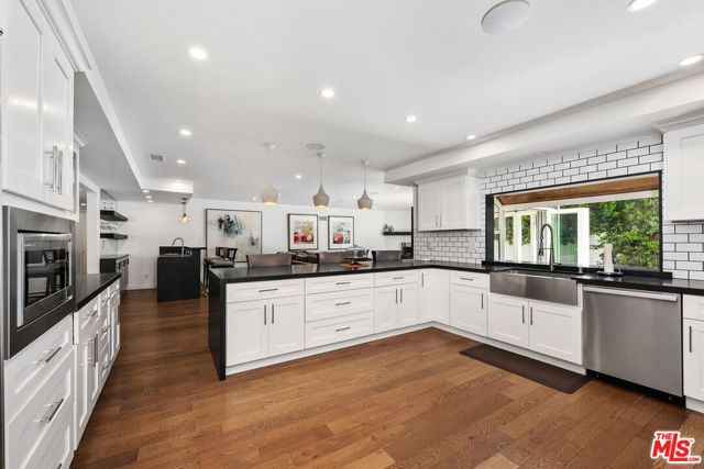 400 Chautauqua Boulevard, Pacific Palisades CA: https://media.crmls.org/mediaz/d697e51d-cb6c-4ed5-b076-8daa34637dd8.jpg
