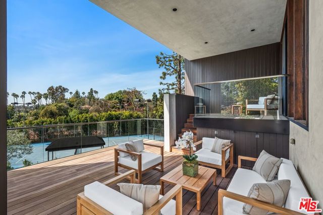 1005 Elden Way, Beverly Hills CA: https://media.crmls.org/mediaz/d6980721-68aa-49c7-9c46-f170dcc131ea.jpg