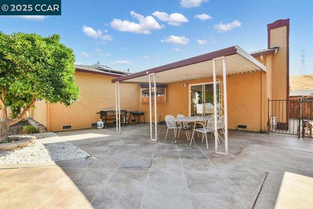 2256 CONCORD DR, Pittsburg CA: https://media.crmls.org/mediaz/d6982938-04d9-4430-a3c6-ce27830fe10f.jpg