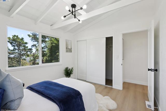 1218 Lattie Ln, Mill Valley CA: https://media.crmls.org/mediaz/d69af152-c2bc-4496-a52b-567398b52c07.jpg
