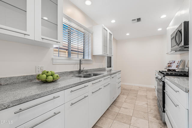 Detail Gallery Image 9 of 37 For 15233 Camarillo St, Sherman Oaks,  CA 91403 - 5 Beds | 4 Baths