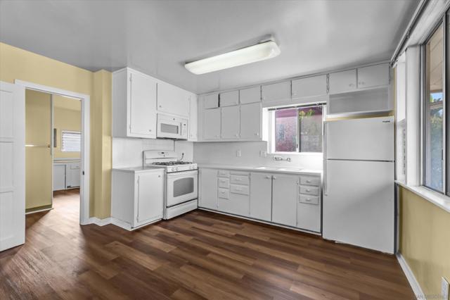 4927 Ellenwood Drive, Los Angeles CA: https://media.crmls.org/mediaz/d69c951a-aae0-4d44-8380-c987887716e8.jpg