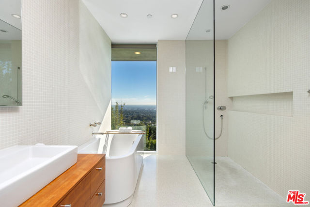 1290 Angelo Drive, Beverly Hills CA: https://media.crmls.org/mediaz/d69cb15d-d1b2-4492-958e-e8595d199731.jpg