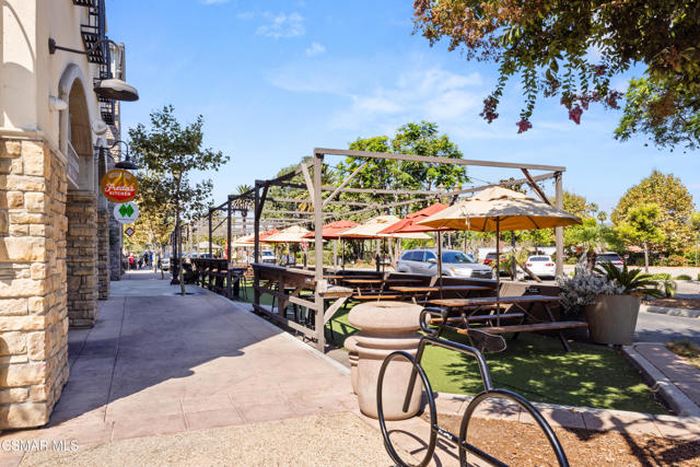 60 Grandview Circle, Camarillo CA: https://media.crmls.org/mediaz/d69ce20c-c3f2-4fcb-a7cc-e9b2ddca886a.jpg