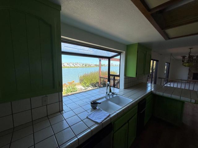 159 Port Royal Avenue, Foster City CA: https://media.crmls.org/mediaz/d69dace0-78bb-48e5-8ca0-9e62879aeeef.jpg