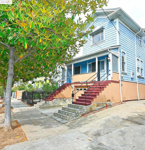 672 33Rd St, Oakland CA: https://media.crmls.org/mediaz/d69de6e3-034b-4654-ba1d-78a684ea2486.jpg