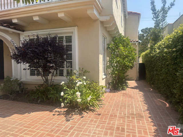 320 S Mccarty Drive, Beverly Hills CA: https://media.crmls.org/mediaz/d69e5189-dda6-4326-95fa-3745f7a0e806.jpg