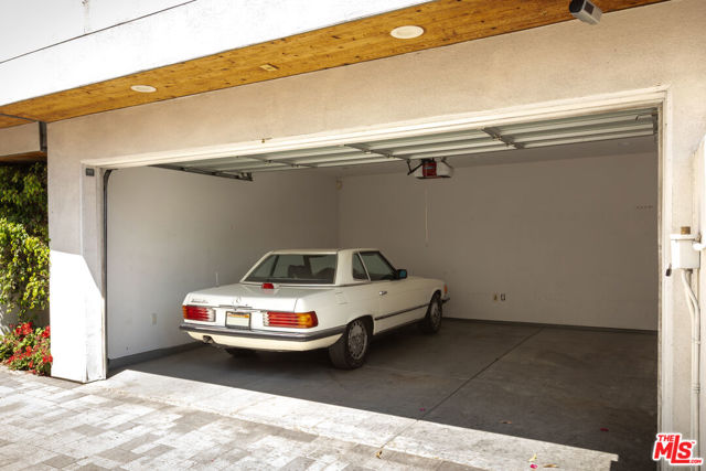 1201 N Las Palmas Avenue, Los Angeles CA: https://media.crmls.org/mediaz/d69e5336-87b5-40cc-8d1d-854beebd6726.jpg