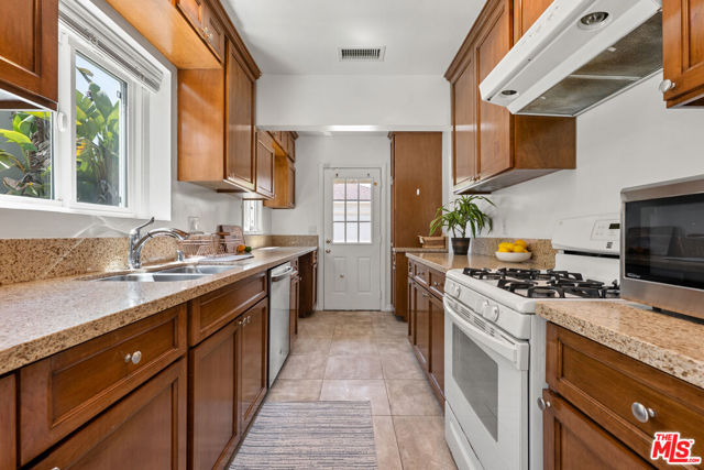 7601 Dunfield Avenue, Los Angeles CA: https://media.crmls.org/mediaz/d69ed39b-935c-42c8-bac6-e93a6aa347a8.jpg