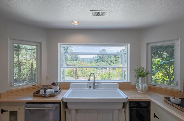 158 Echo Valley Road, Prunedale CA: https://media.crmls.org/mediaz/d69f522f-778e-4af7-8541-6c6fef2fdd6a.jpg