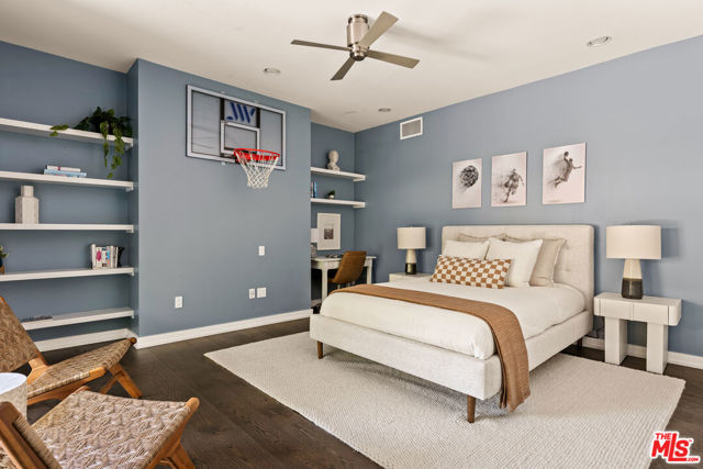 17352 Magnolia Boulevard, Encino CA: https://media.crmls.org/mediaz/d69fa77e-1502-4b4b-8583-c6b5425456bc.jpg