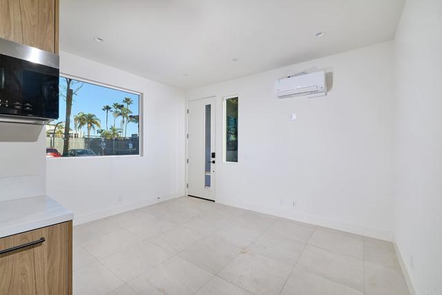 Detail Gallery Image 11 of 12 For 3901 Haines, San Diego,  CA 92109 - 5 Beds | 5 Baths