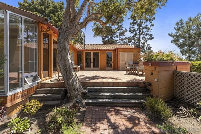 624 Hoska Dr, Del Mar CA: https://media.crmls.org/mediaz/d69faf8d-12bc-4533-ac2f-ad81dc5f6f97.jpg