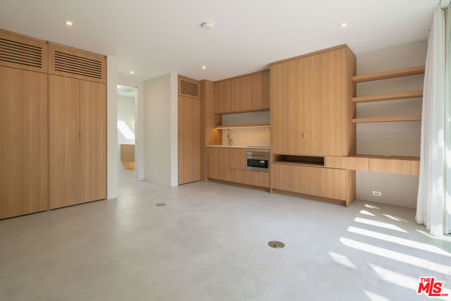 7640 Woodrow Wilson Drive, Los Angeles CA: https://media.crmls.org/mediaz/d6a0313b-7d99-4b89-bdc9-a8fa3191312c.jpg