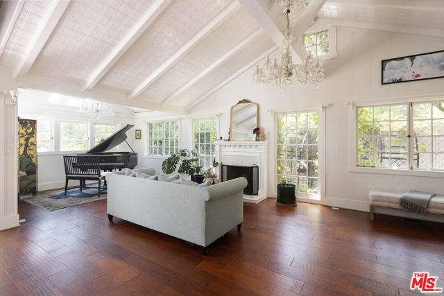 8805 Lookout Mountain Avenue, Los Angeles CA: https://media.crmls.org/mediaz/d6a042b5-9bce-45cc-b9e6-adb4f104f3b2.jpg