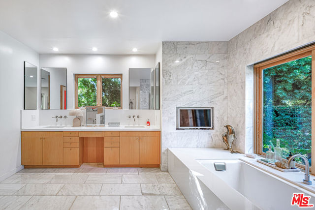 7640 Woodrow Wilson Drive, Los Angeles CA: https://media.crmls.org/mediaz/d6a0ab40-cc03-4119-a837-2e99589c6584.jpg